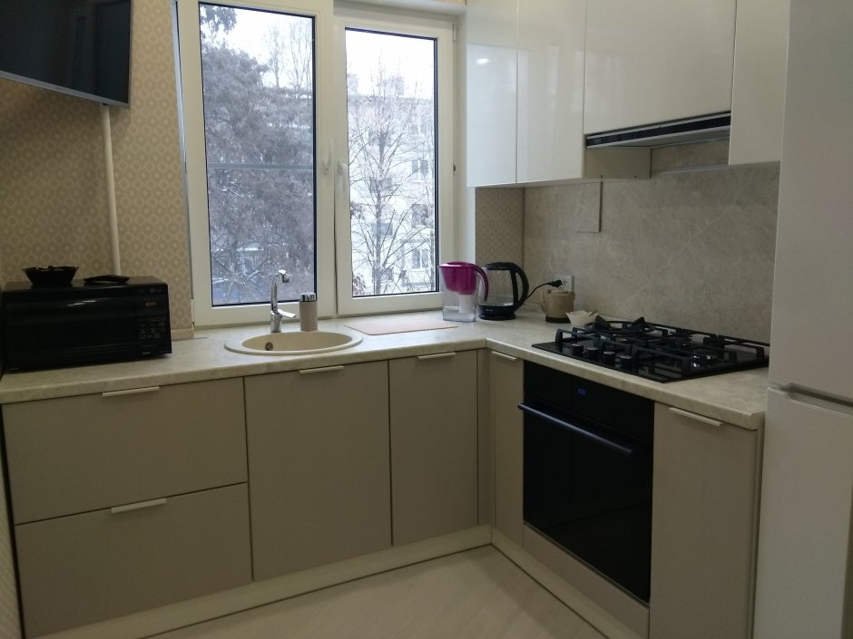 Маленькая кухня с холодильником