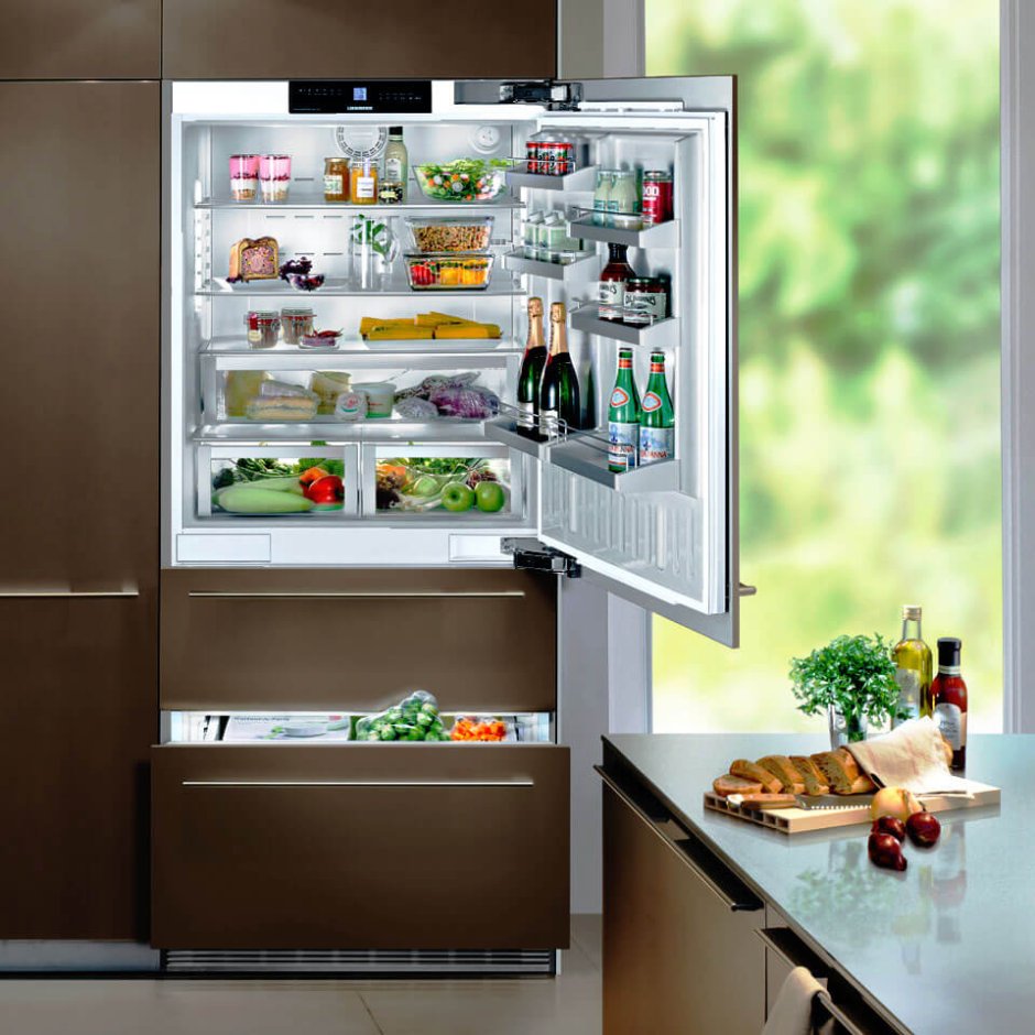 Холодильник на красивом фоне