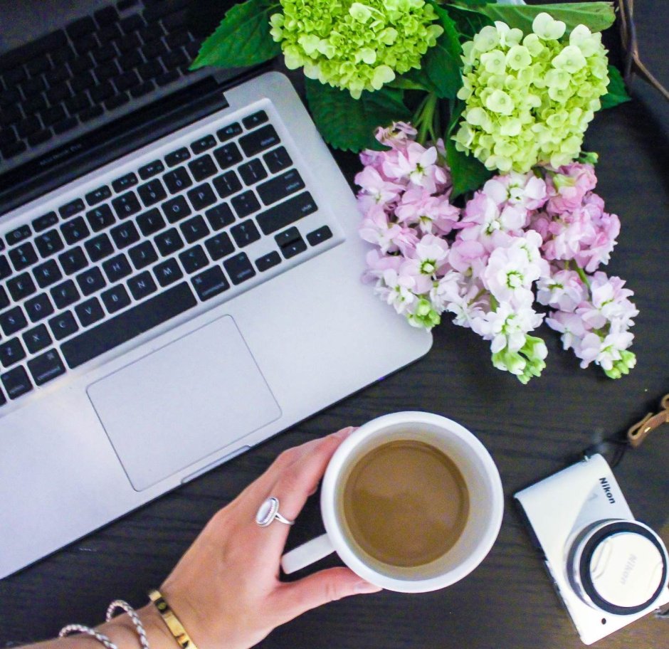 Ноутбук и цветы