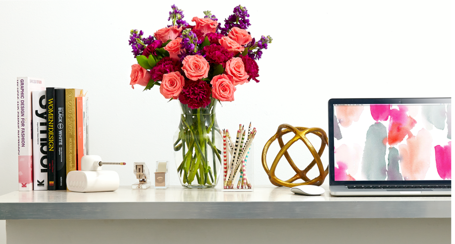 Цветы на рабочем столе в офисе