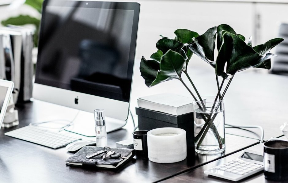 Офисные предметы на столе