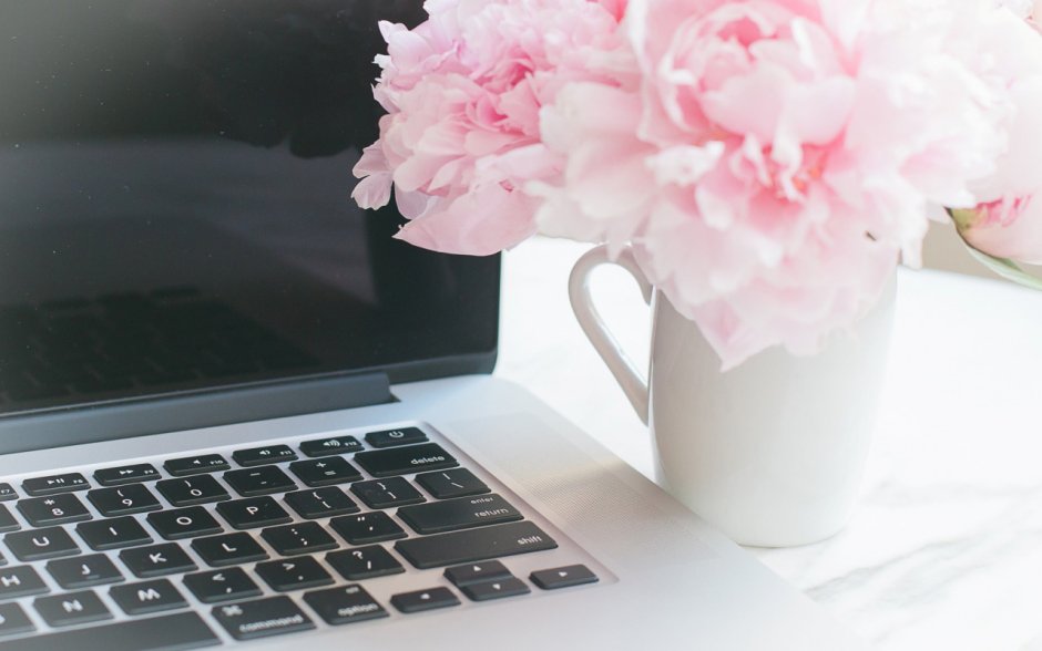 Ноутбук и цветы