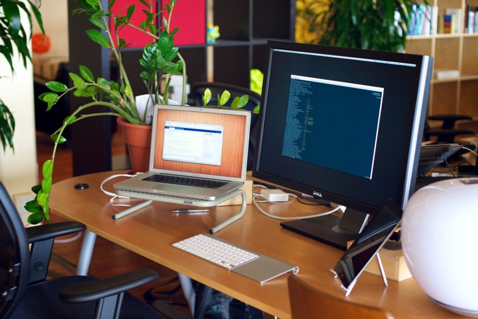 Монитор компьютера в офисе