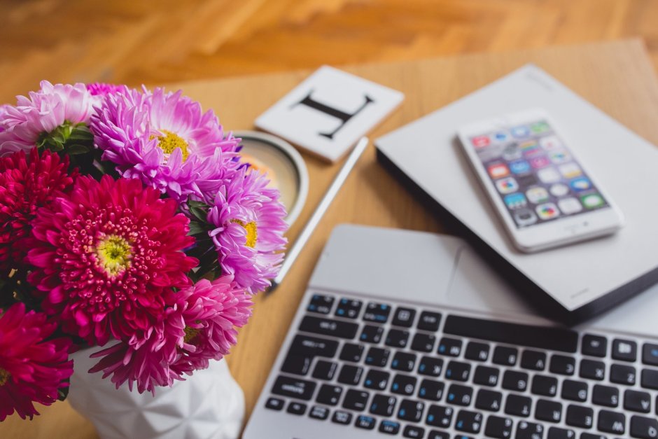 Компьютер и цветы