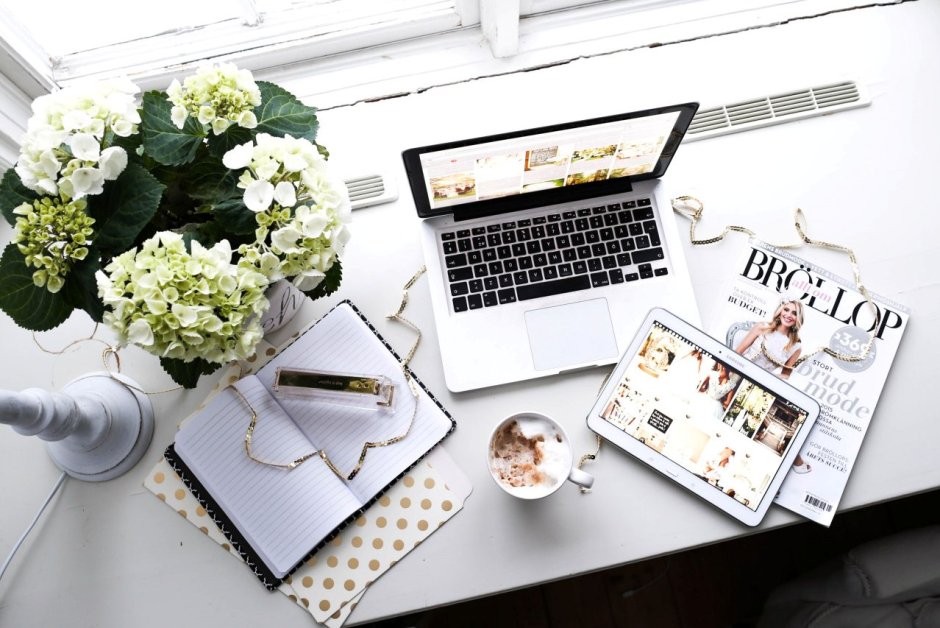 Раскладка с ноутбуком и кофе