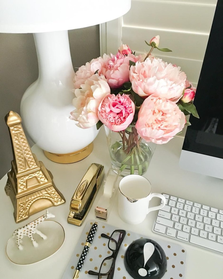 Стильные предметы на столе