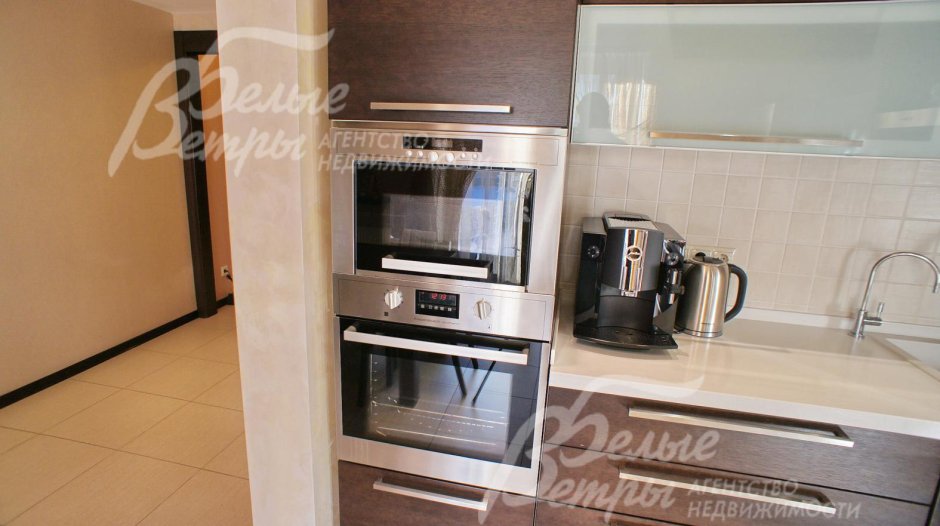 Встроенные колонну духовка и микроволновка и посудомойка