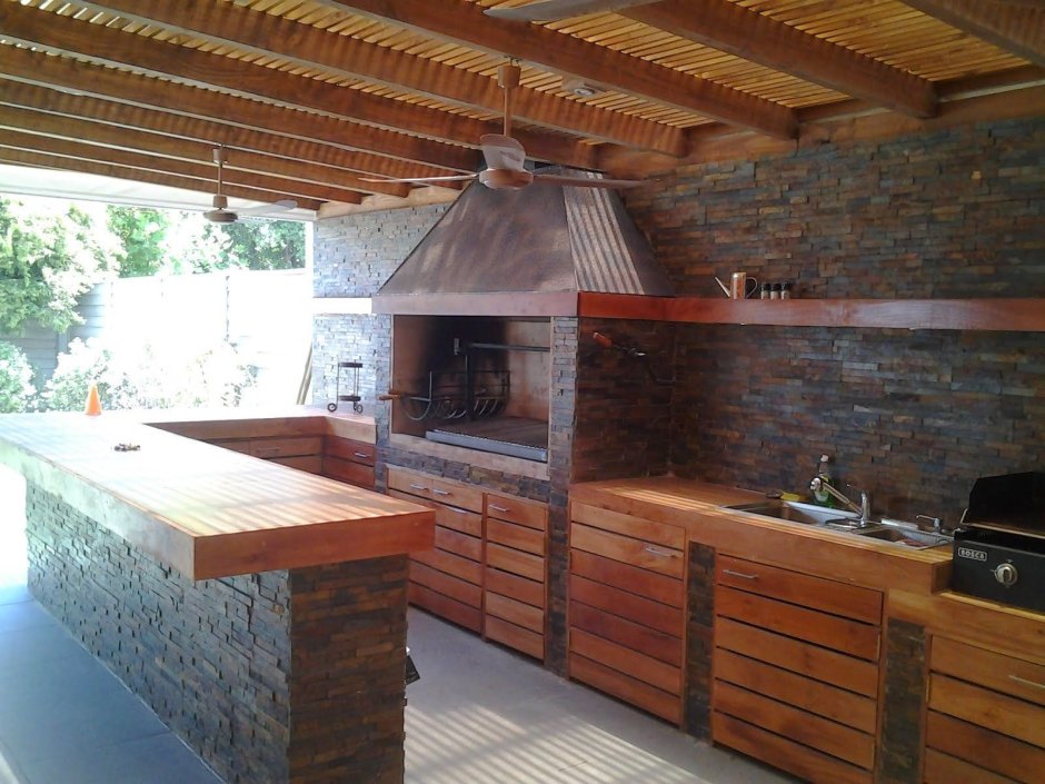 Беседка с мангальной зоной и барной стойкой