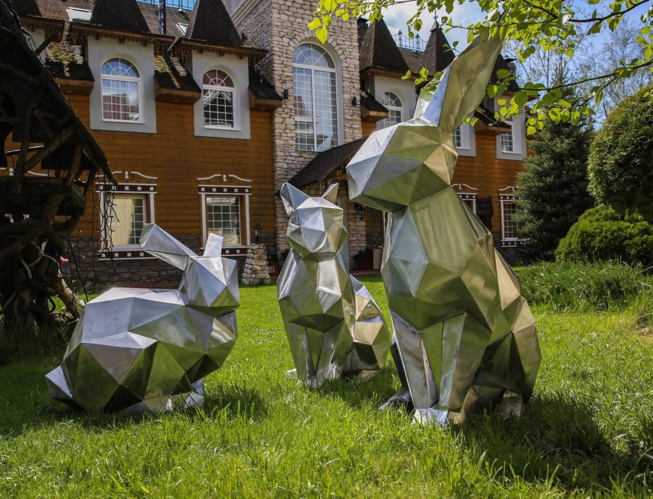 Современная скульптура в саду