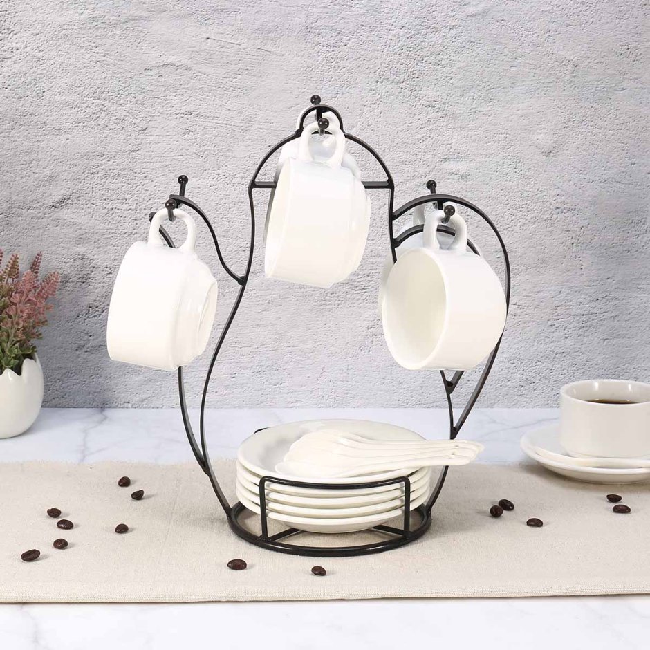 Люстра с чашками и блюдцами