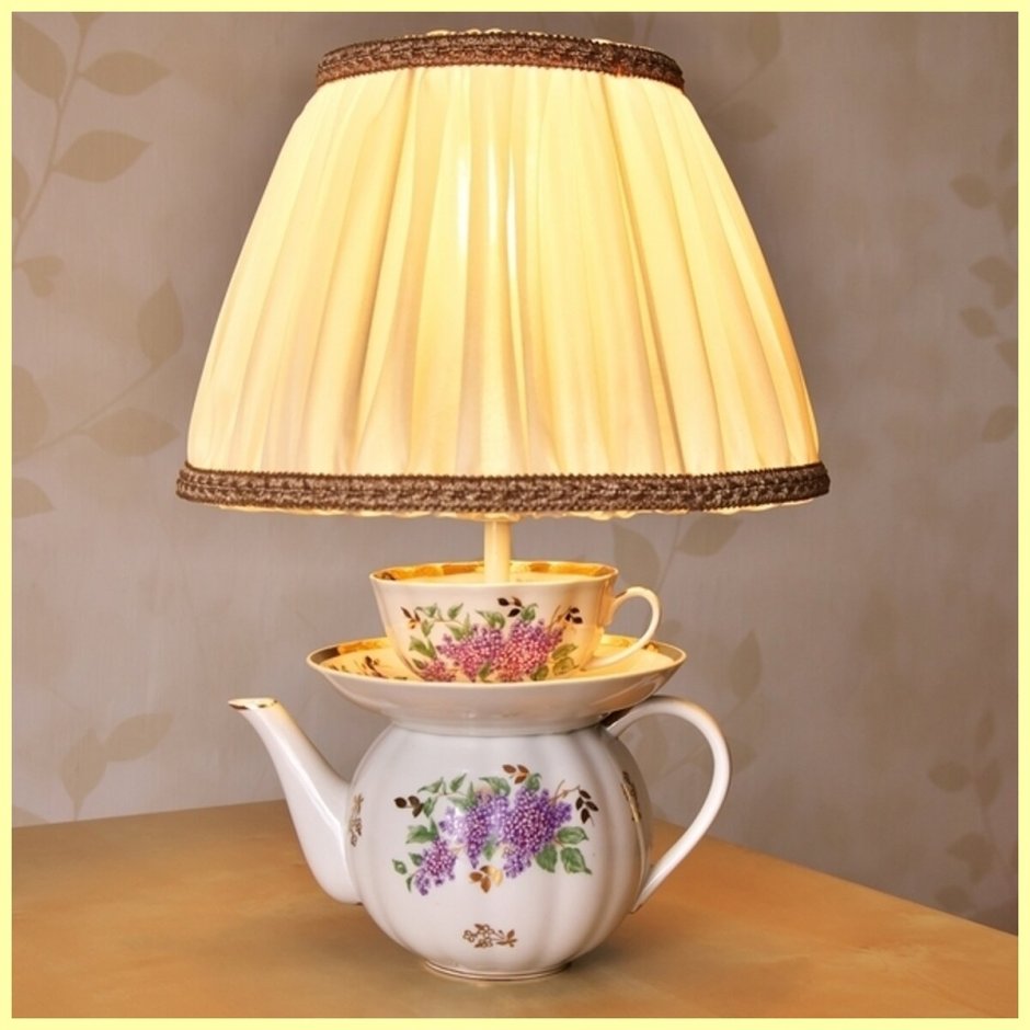 Настольная лампа из чашек