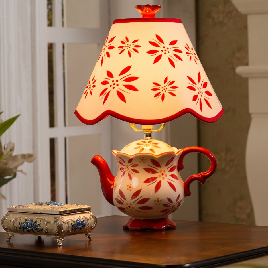 Поднос с чайником и чашками