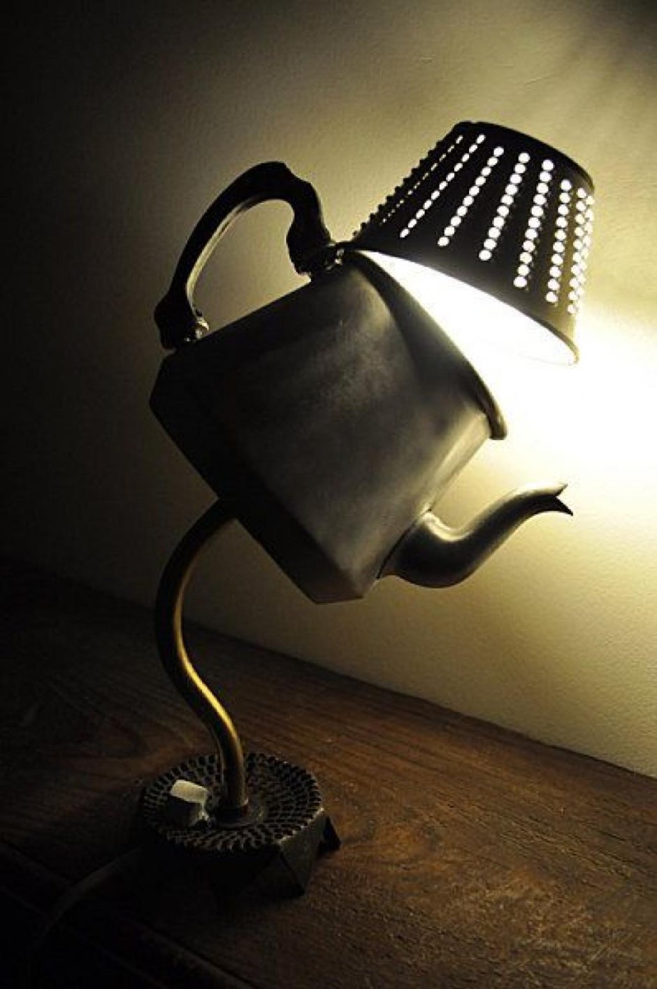 Светильник из посуды