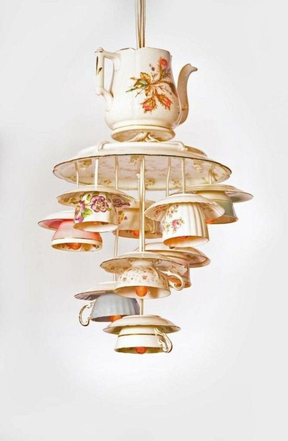 Люстра с чашками и блюдцами