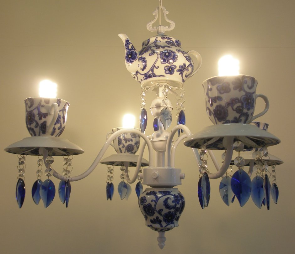 Люстра из чашек