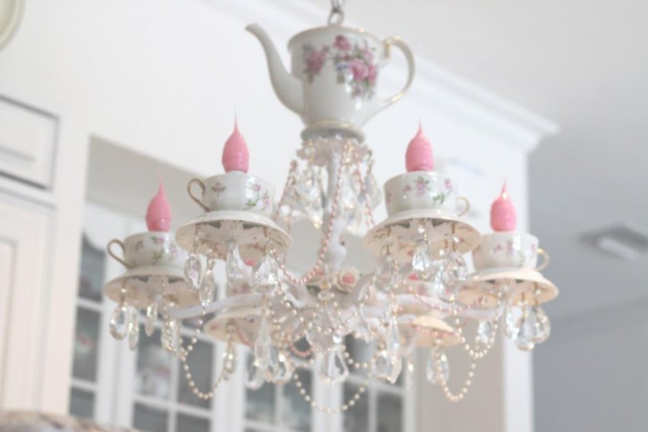 Люстра из чайного сервиза