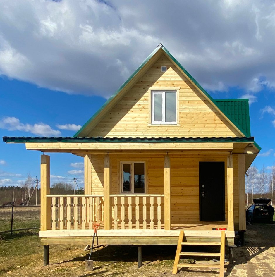 Дом из бруса с эркером и мансардой