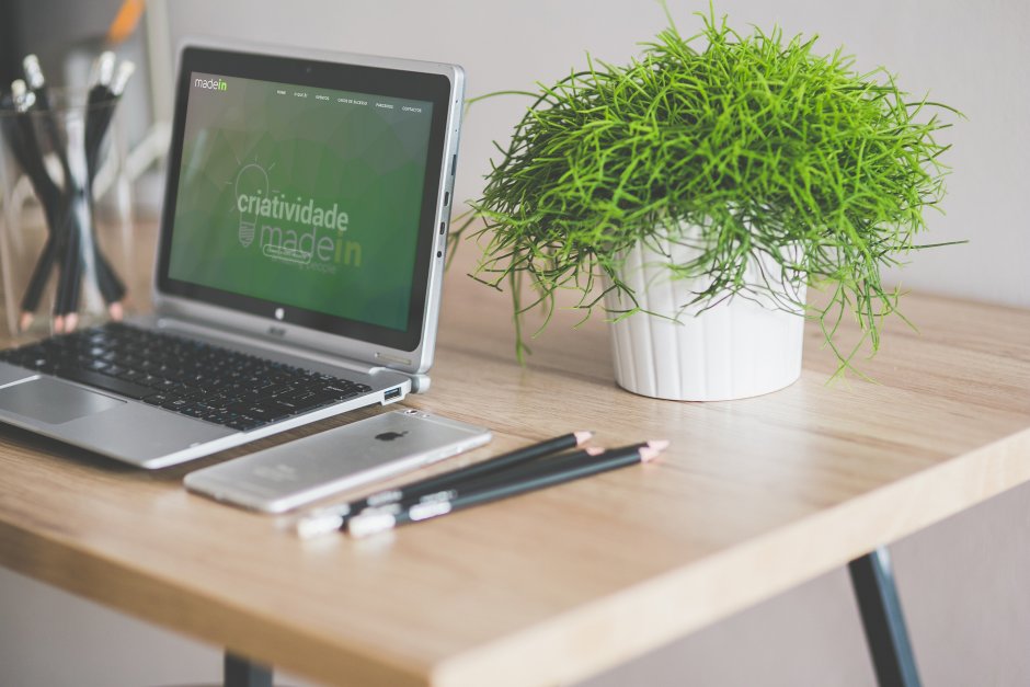 Рабочее место с ноутбуком
