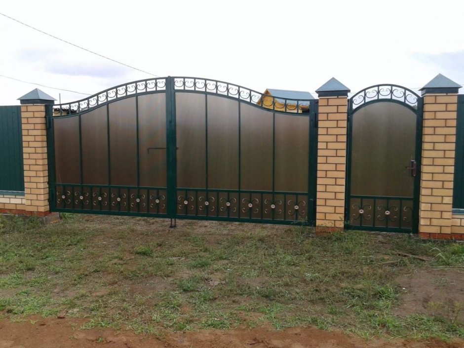 Кованые ворота с поликарбонатом