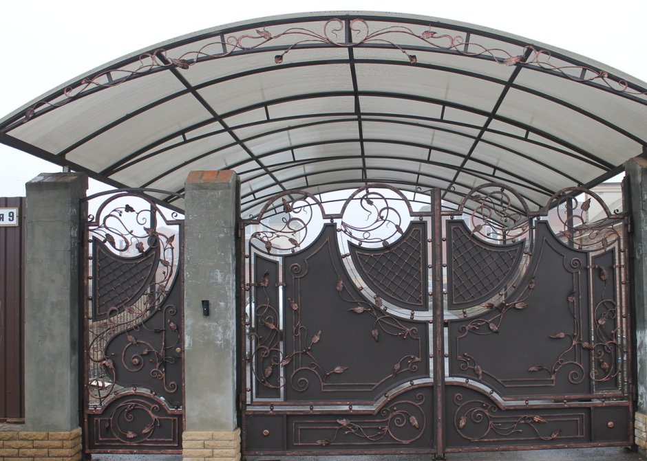 Ворота с поликарбонатом и ковкой