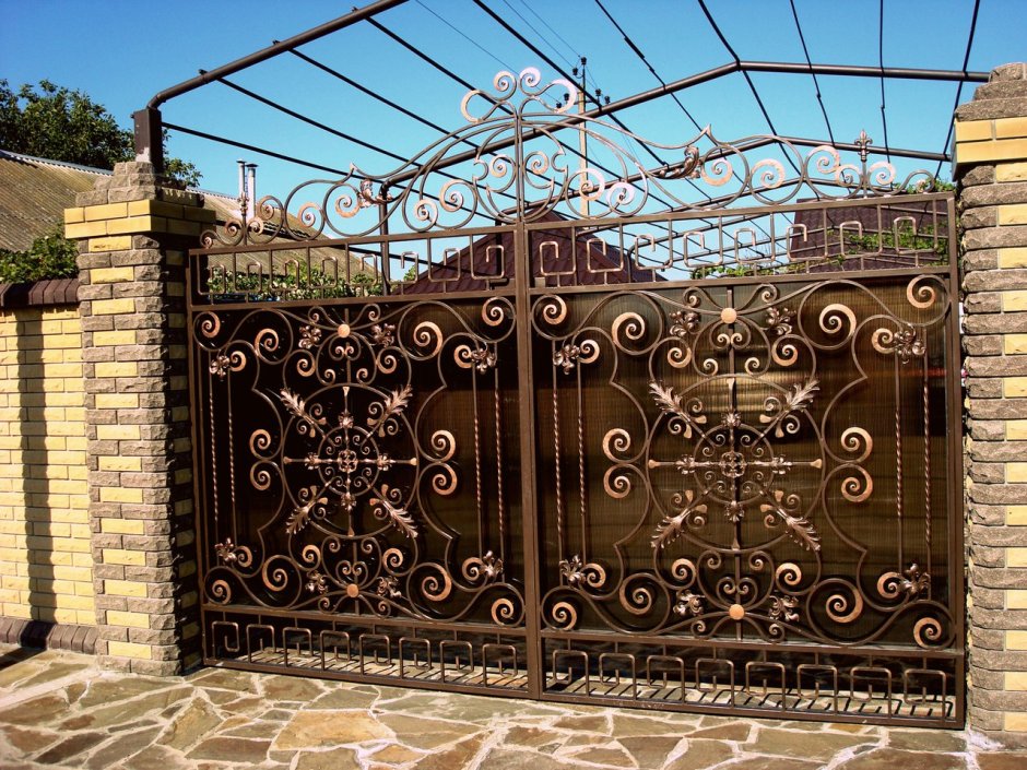 Кованые ворота с поликарбонатом