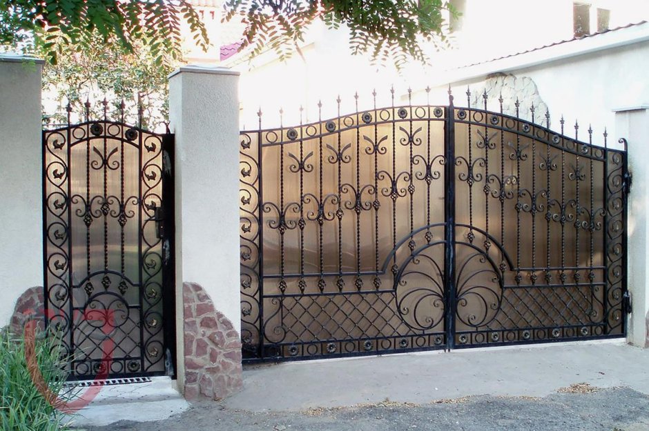 Ворота с поликарбонатом и ковкой