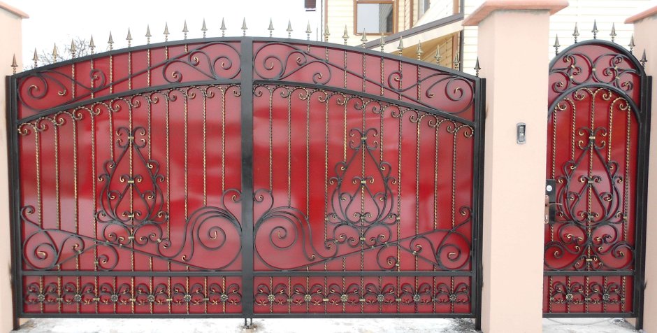 Кованые ворота с поликарбонатом