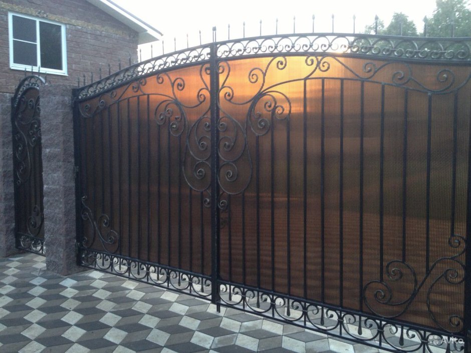 Ворота с поликарбонатом и ковкой