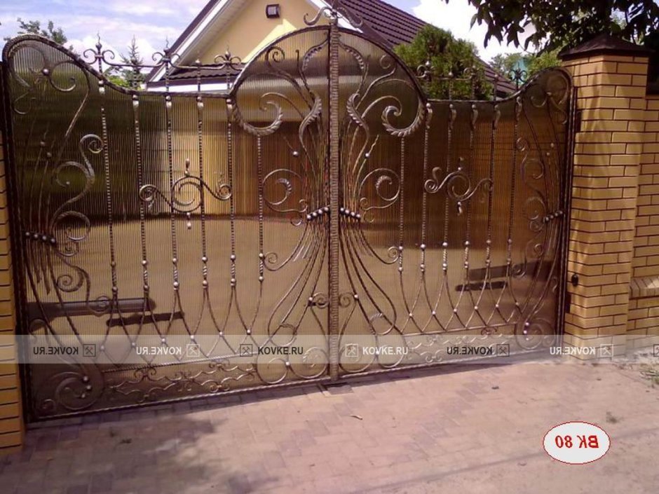 Кованый забор с поликарбонатом