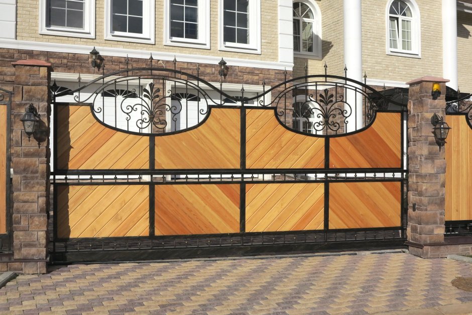 Кованые заборы с элементами дерева