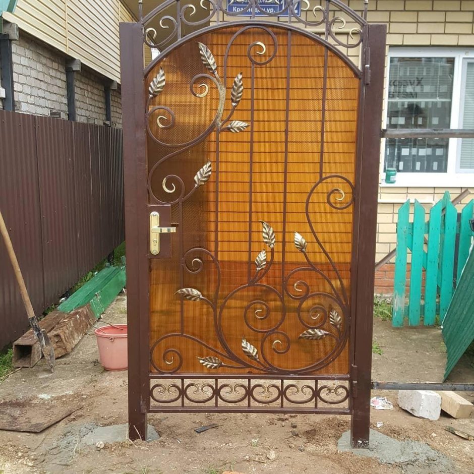 Кованная калитка с поликарбонатом
