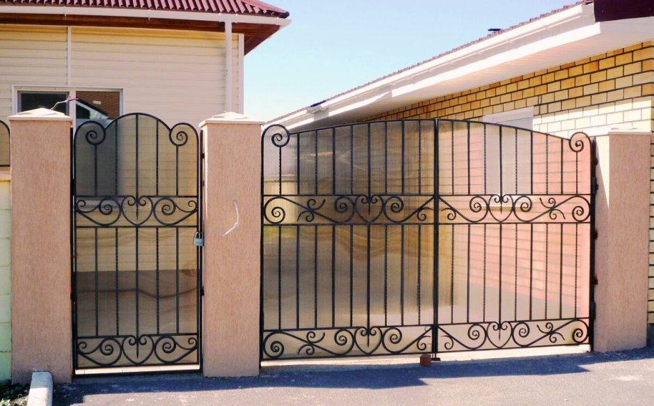Кованые ворота с поликарбонатом