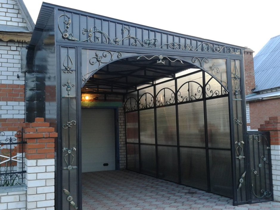 Кованые ворота с навесом