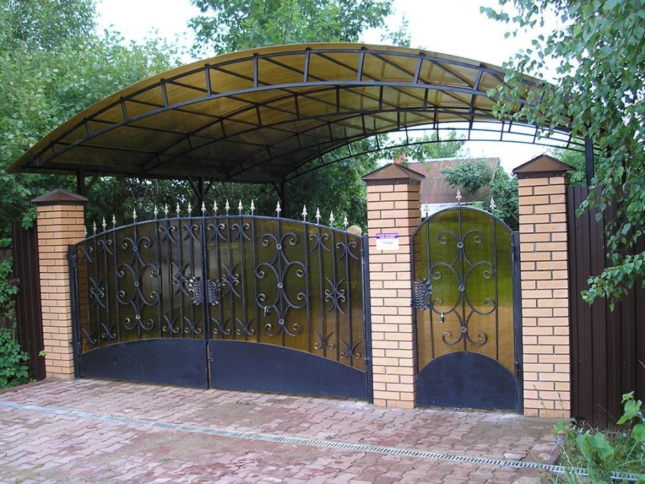 Навес у забора