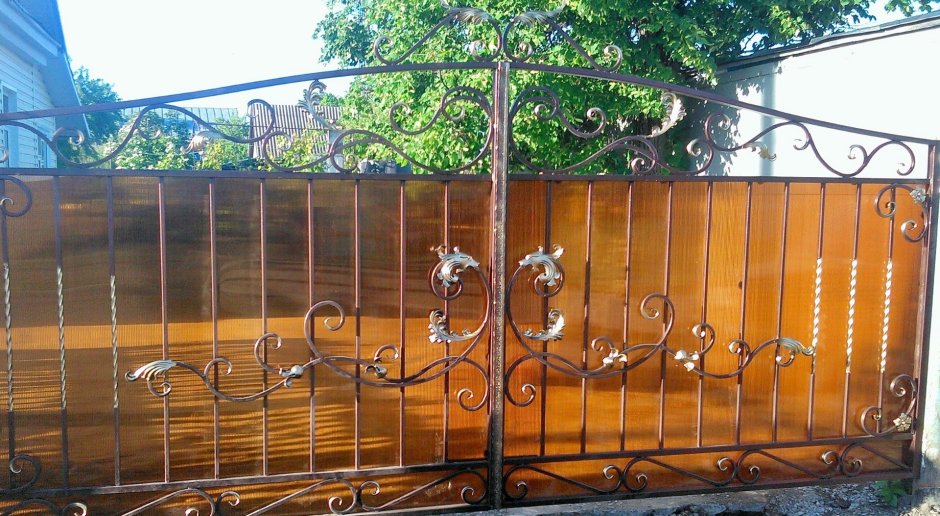 Кованые ограждения с поликарбонатом