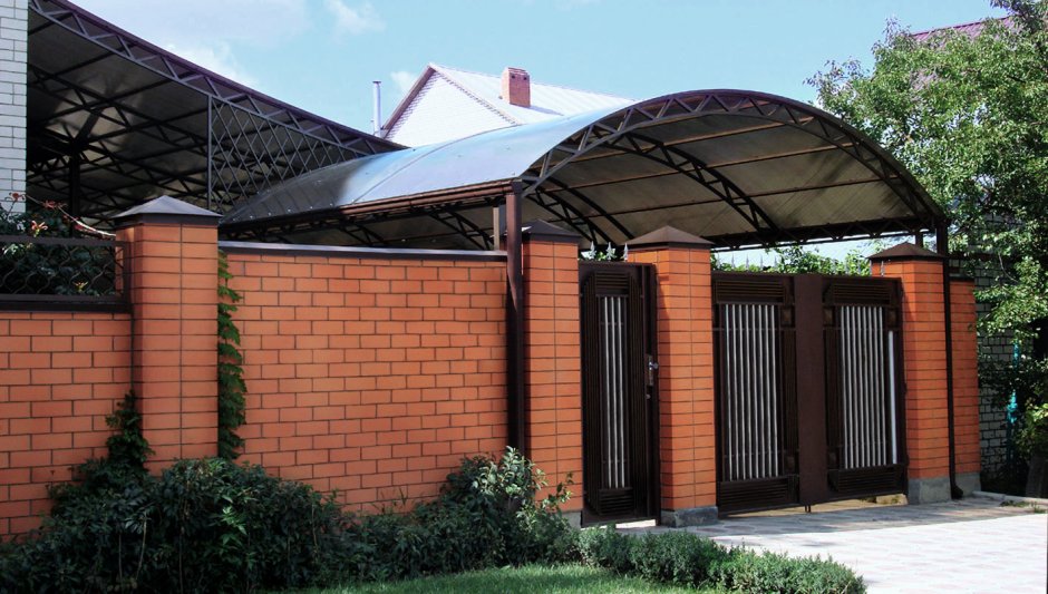 Навес у забора