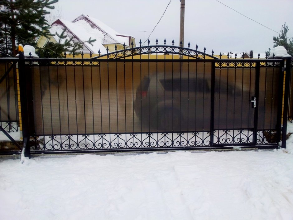 Откатные ворота с элементами ковки