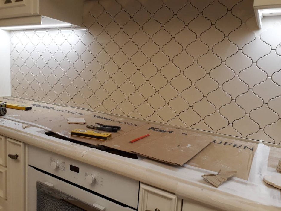 Укладка фартука на кухне