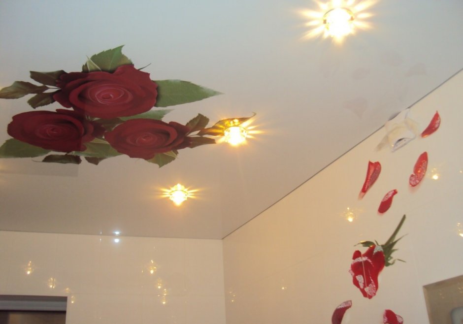 Натяжные потолки с розами