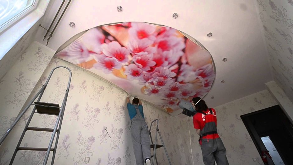 Натяжные потолки с фотопечатью с цветами