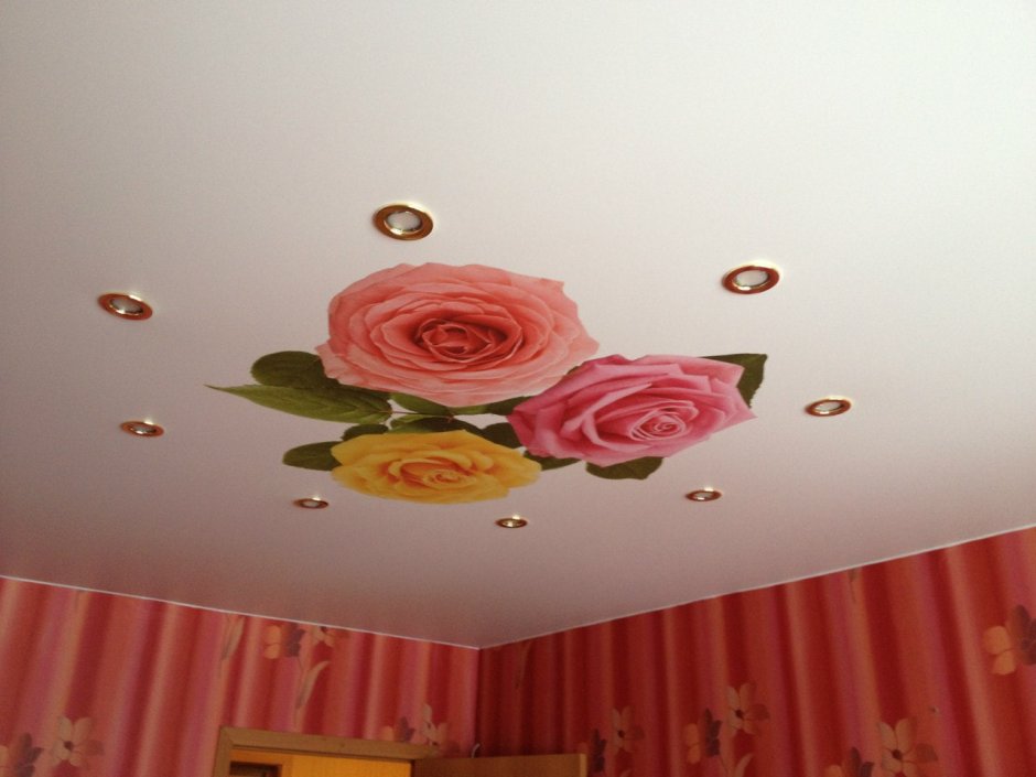 Натяжной потолок с фотопечатью розы