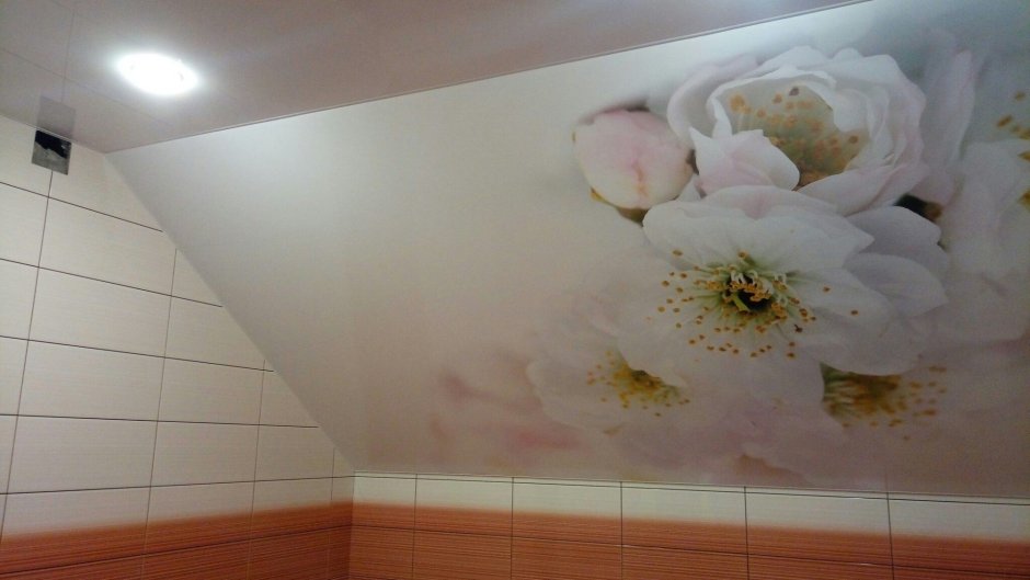 Натяжные потолки с белой розой