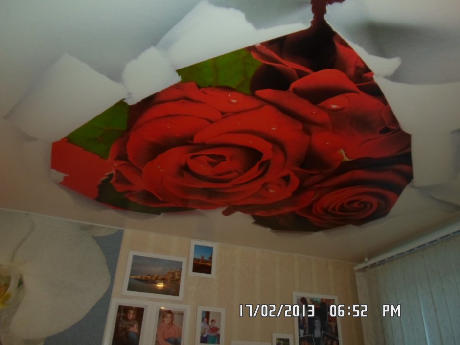 Натяжной потолок с фотопечатью розы