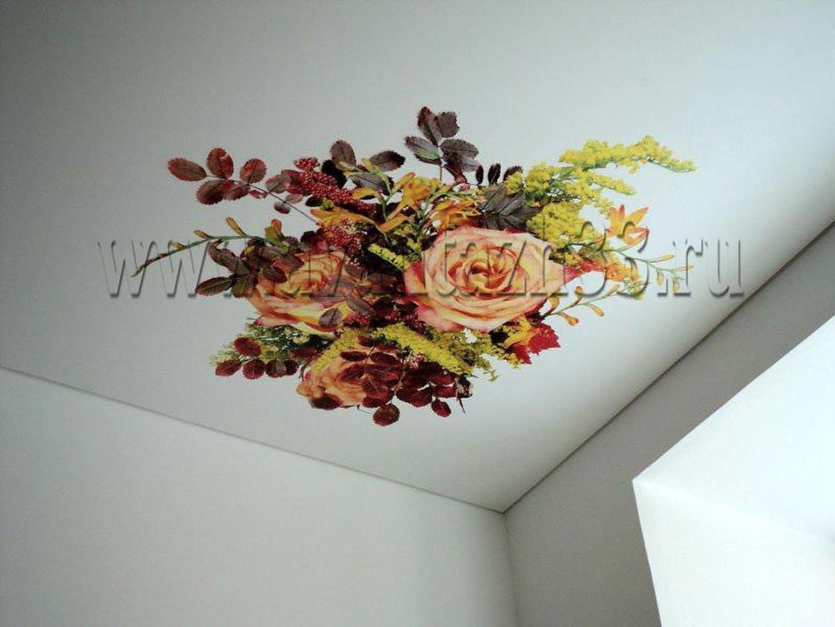 Натяжные потолки с розами