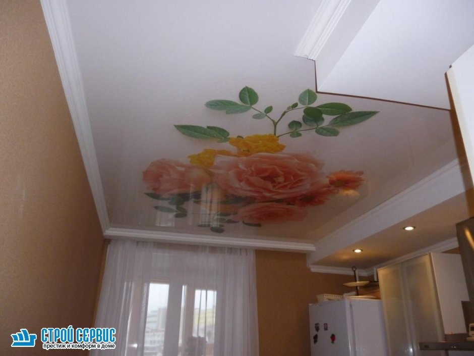 Натяжные потолки с цветами в углу