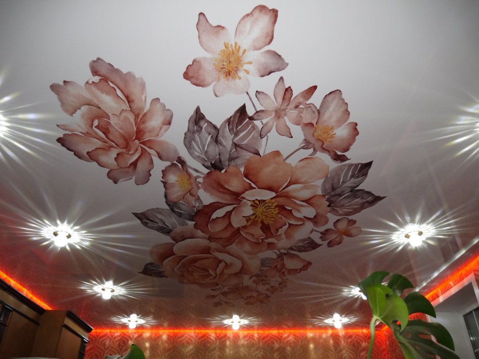 Натяжные потолки с цветами