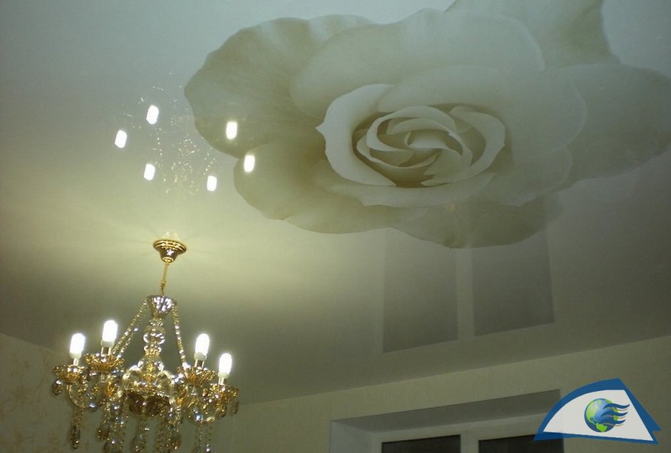 Натяжные потолки с цветами