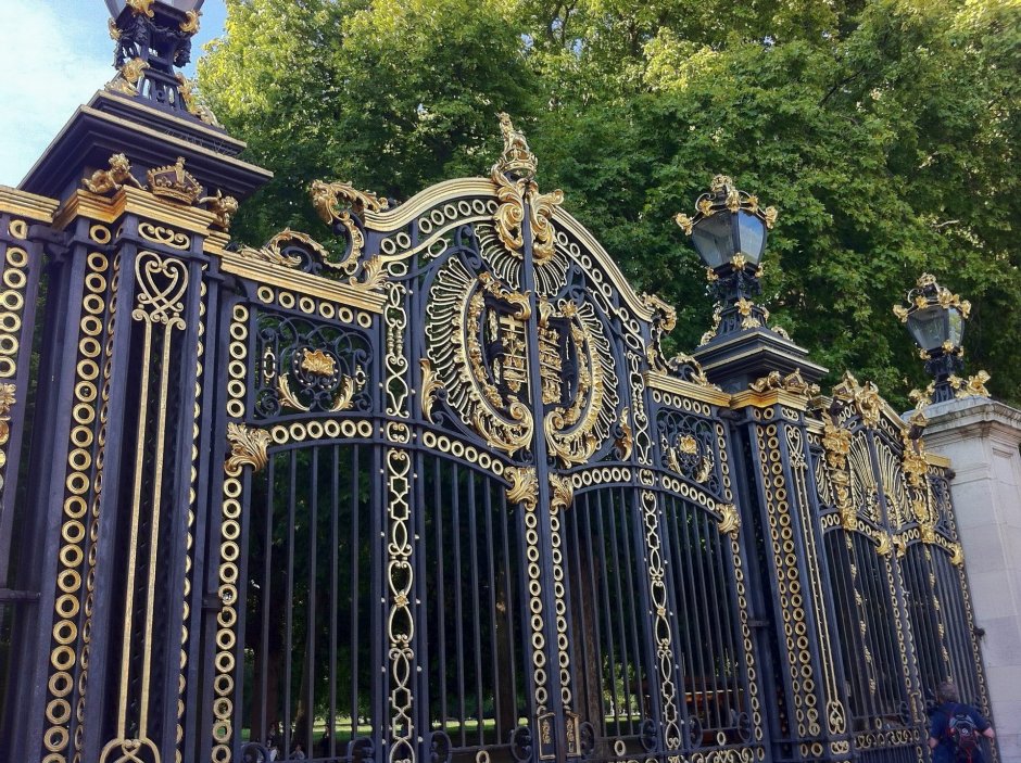 Кованые ворота во Дворце в Англии