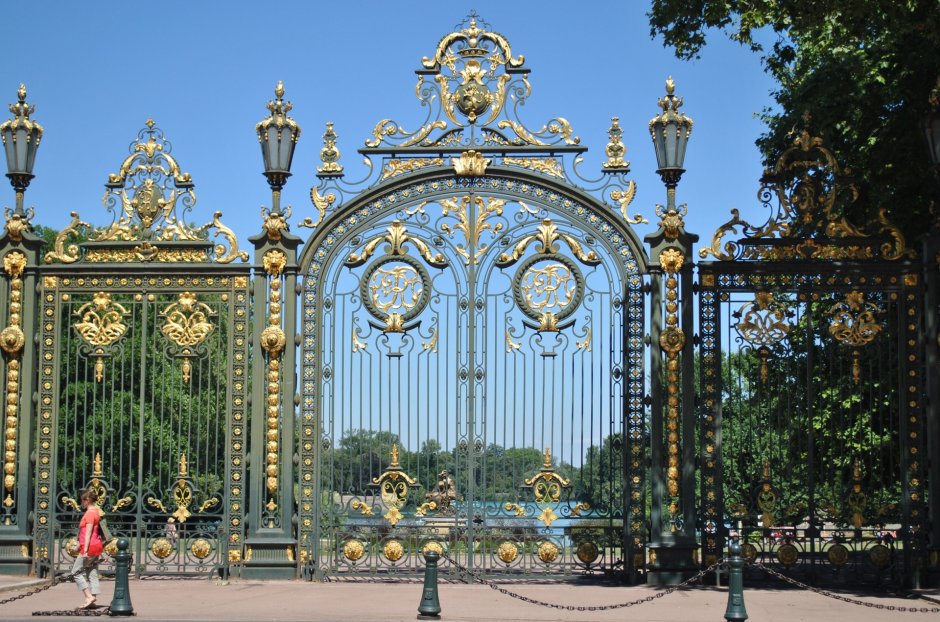 Ренессанс парк ворота