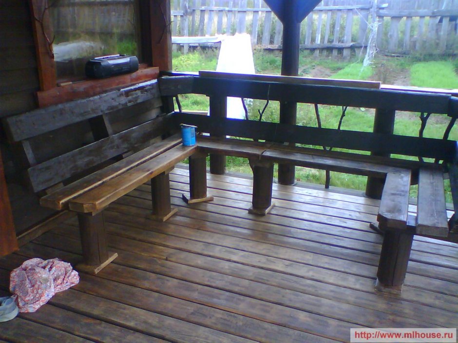 Встроенная скамейка в беседке